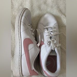 Women’s Nike Shoes Sz 7.5